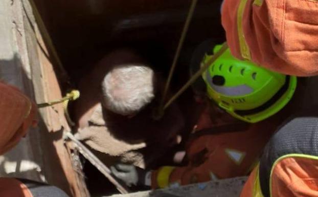 Rescatan a un hombre que había caído a un pozo en su chalet de L'Eliana