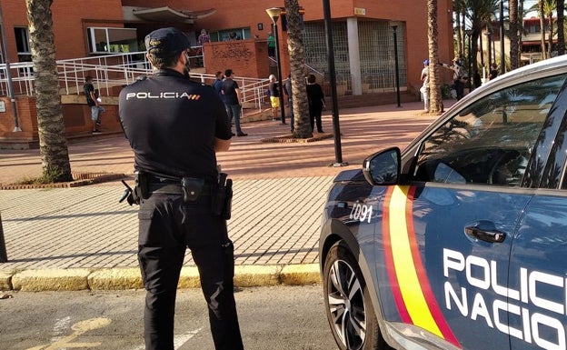 Detenidos dos hombres por agredir a un discapacitado para robarle el teléfono móvil en Elche