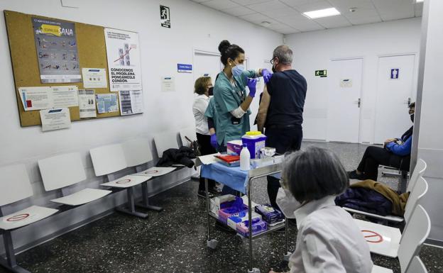 La Comunitat Valenciana frena la velocidad de la vacunación con 100.000 dosis menos