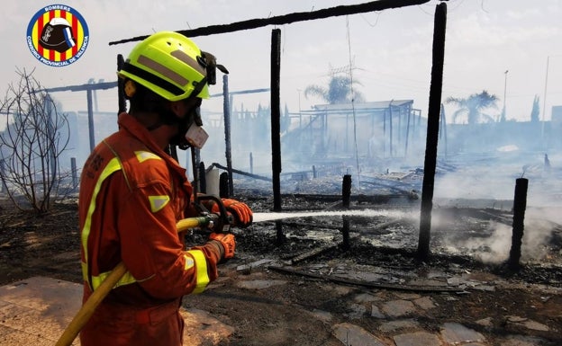 Un incendio arrasa un vivero de plantas en San Antonio de Benagéber