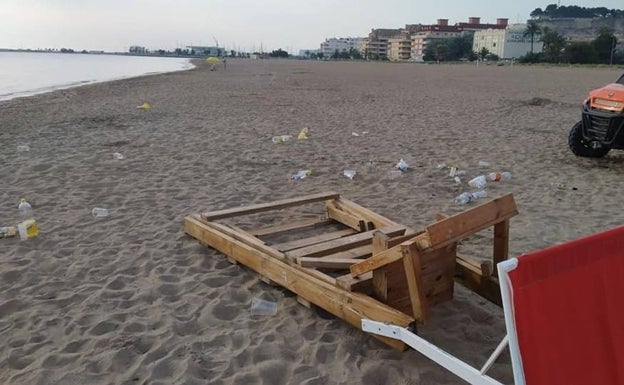 Vandalismo y restos de botellón en las playas de Dénia en el primer fin de semana sin toque de queda