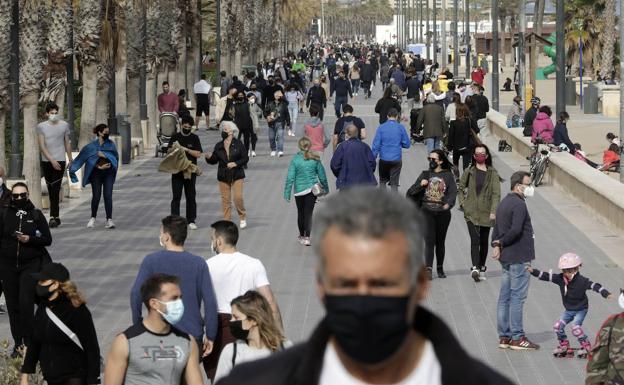 ENCUESTA | ¿Comparte que deje de ser obligatorio llevar mascarilla en el exterior?