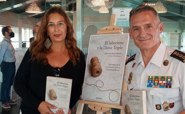 Un libro solidario con los huérfanos de la Policía Nacional