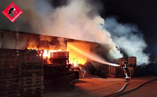 Un incendio calcina una fábrica de palets en el polígono de Torrellano