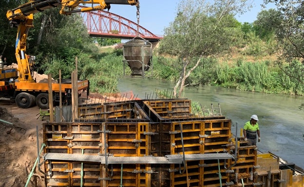 Alzira instala una válvula para evitar que el Júcar inunde el alcantarillado