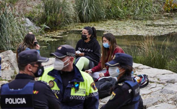 Las situaciones en las que aún habrá que seguir llevando la mascarilla aunque se esté en el exterior