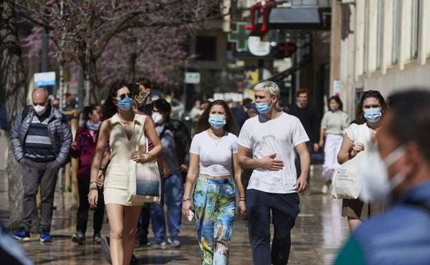 Puig desoye a los expertos y limita ir sin mascarilla a la playa y los espacios naturales