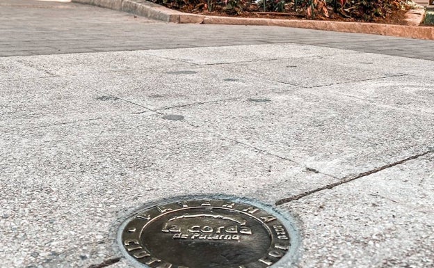 Placas de bronce en la calle Mayor de Paterna señalizan los números de los tiradores de La Cordà