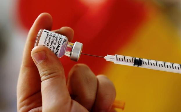 La OMS estudia un posible nuevo efecto secundario de la vacuna de Pfizer que afectaría al corazón