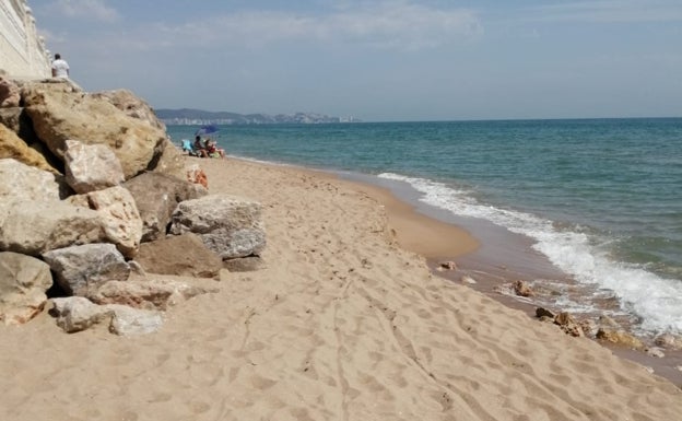 La regresión de la playa en Tavernes obliga a dos chiringuitos a renunciar a la concesión