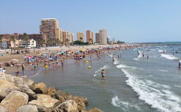 Las playas de La Pobla de Farnals estrenan temporada con un servicio de limpieza diario