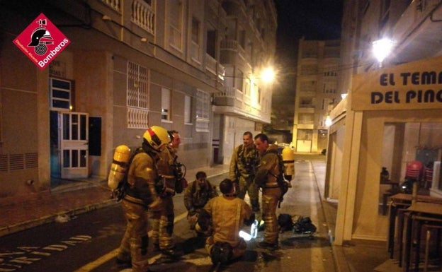 Varios heridos leves por intoxicación en dos incendios de madrugada en Torrevieja