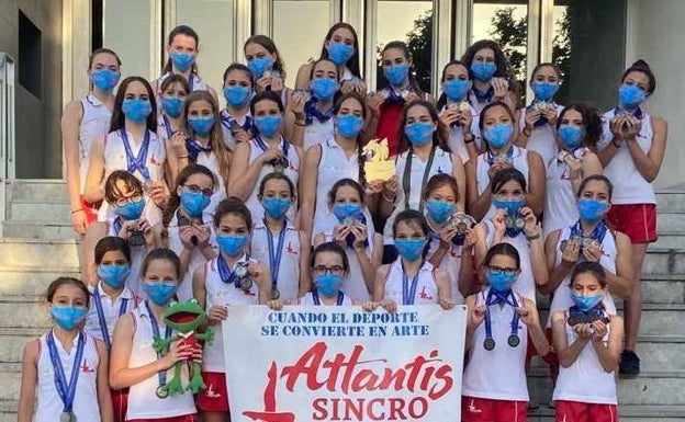 El Club Natación Artística Atlantis de Burjassot consigue 17 medallas en el campeonato autonómico de verano