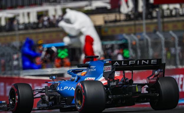 Fernando Alonso saca músculo en el circuito de casa de Alpine