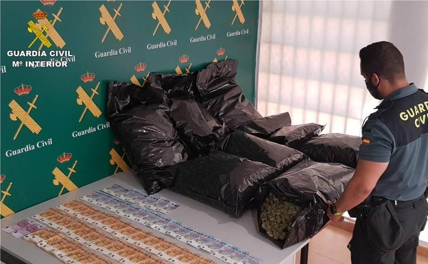 La Guardia Civil sorprende a un hombre en Torrevieja con 23 kilos de marihuana en el coche