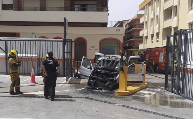 Arde un vehículo en la entrada del parking de un supermercado de Dénia