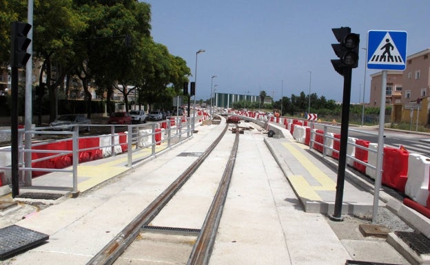 Quejas vecinales en Dénia por las tareas nocturnas de soldadura en la vía del TRAM