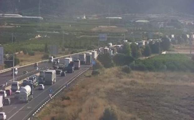 Un accidente a la altura de Puzol provoca un atasco de más de cuatro kilómetros en la A-7