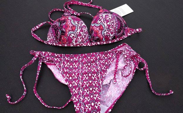 Piden la retirada de unos bikinis con relleno para niñas por «sexualizar a menores»