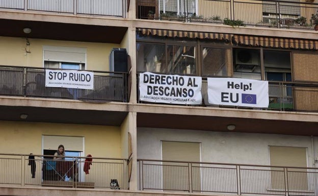 Cacerolada y pancartas en la plaza de Honduras en protesta del ruido del ocio nocturno