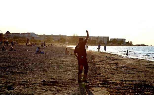 Denuncian a un grupo de 11 jóvenes en Dénia por estar de madrugada en la playa del Raset