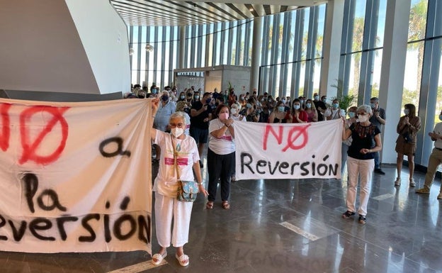 Pacientes del hospital de Torrevieja reciben a Barceló con una protesta contra la reversión