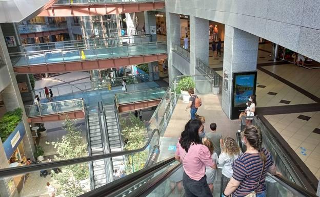 Tiendas y centros comerciales abren este domingo en Valencia en el primer fin de semana de rebajas