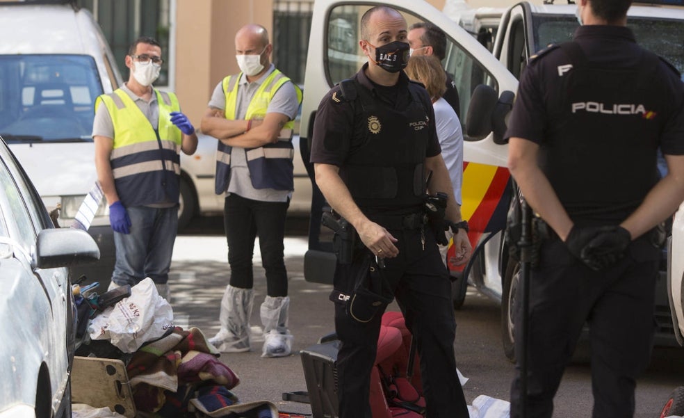 Confiscan escopetas y cuchillos a los detenidos por el crimen en Valencia