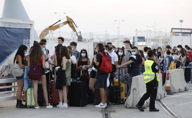 Más de 2.000 alumnos, en cuarentena por los megabrotes de los viajes de fin de curso a Mallorca