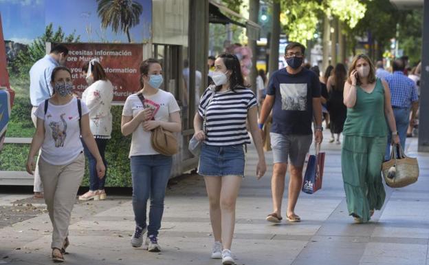 Las mascarillas serán obligatorias en los pasos de peatones: ¿cuándo hay que llevarlas por la calle en la ciudad?