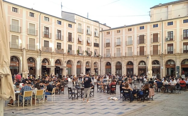 Los vecinos del centro de Alcoy denuncian botellones durante los fines de semana