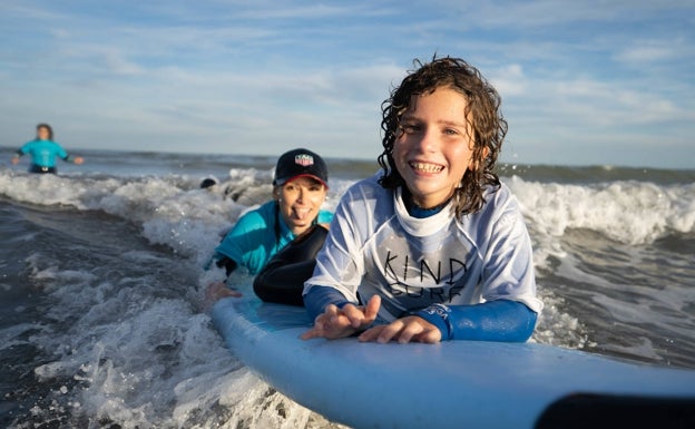 Cerca de 4.000 personas han practicado surf inclusivo en Alboraya