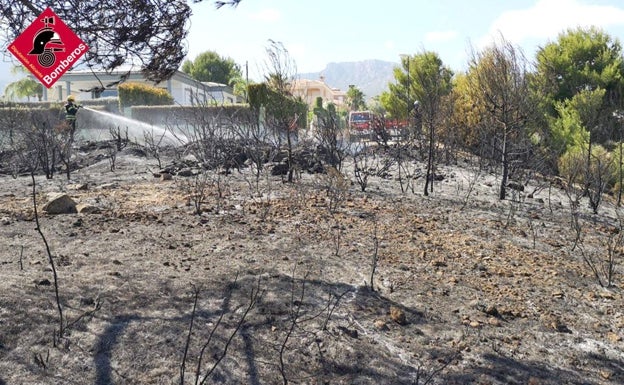 Extinguido el incendio en La Nucía que ha afectado a una hectárea de terreno frente a unas urbanizaciones de viviendas