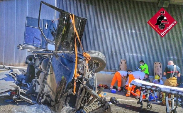 Muere una mujer tras salir despedida de su furgoneta al caer por un puente en la A-7 en Monforte del Cid