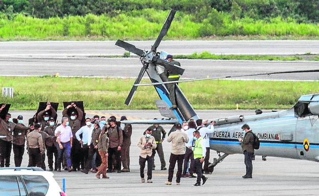 El presidente colombiano promete firmeza al salir ileso de un ataque contra su helicóptero