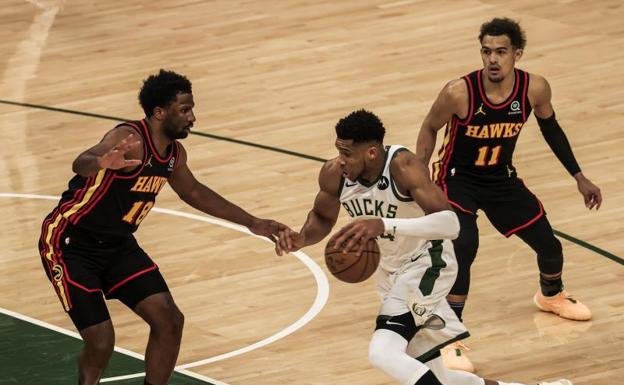 Los Bucks arrasan a los Hawks para igualar la final del Este