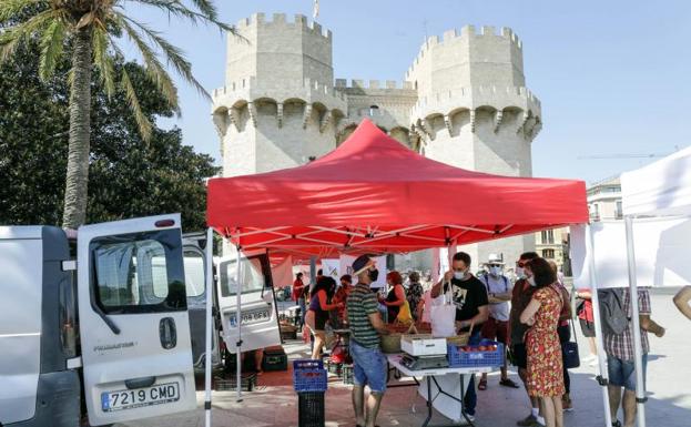 Un mercado extraordinario de venta directa de agricultores se instala este domingo frente a las Torres de Serranos en Valencia