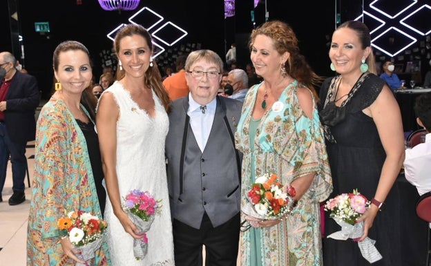 Enrique Marzal celebra su 80 cumpleaños y las bodas de oro de su tienda de indumentaria