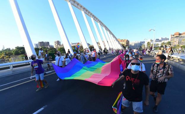 El Orgullo LGTB reivindica en Valencia los derechos trans