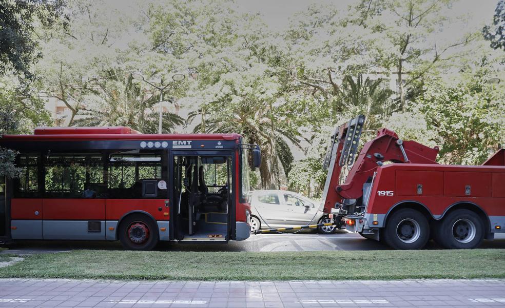 Un autobús de la EMT se avería en la avenida de Aragón