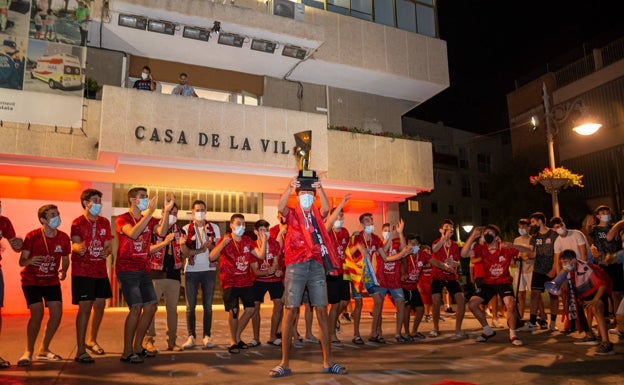 Mislata recibe a los campeones de España de balonmano en categoría infantil