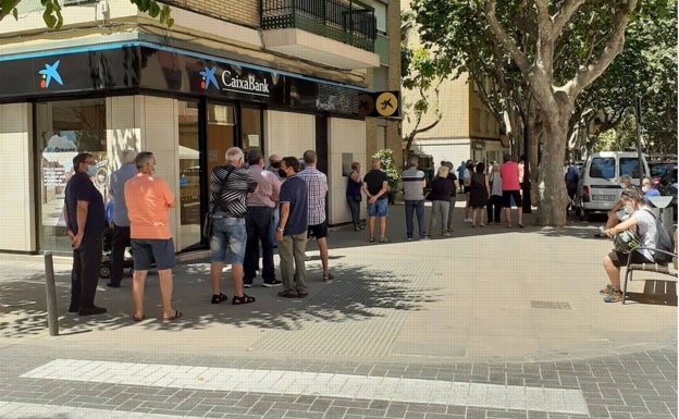 Una larga cola de espera para vacunarse en Quart de Poblet