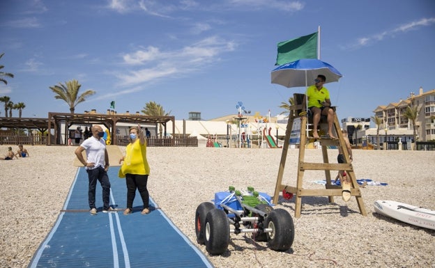 L'Alfàs activa el punto accesible de baño en la playa Racó de l'Albir