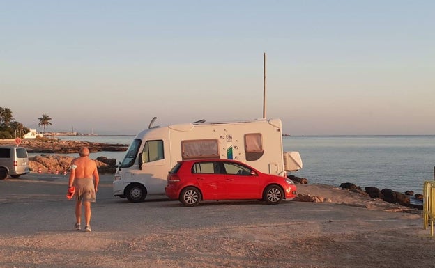 Residentes de Dénia denuncian la presencia de autocaravanas en primera línea de Les Rotes