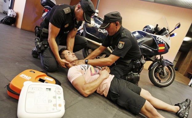 Jupol pide varios desfibriladores para los coches de la Policía Nacional en Valencia