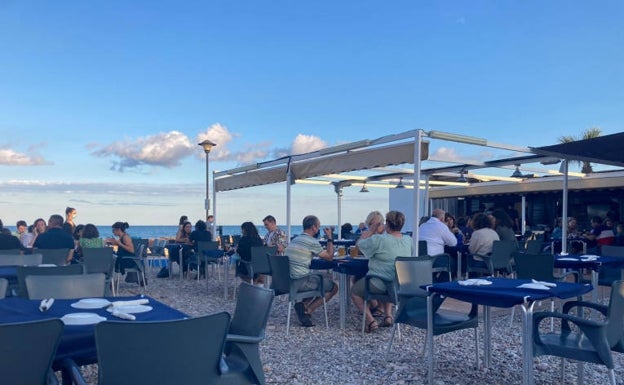 La playa de Massalfassar estrena chiringuito este verano y una zona de hamacas