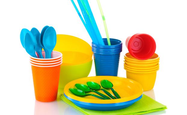 Listado de los productos de plástico que no se podrán vender en España: del palo de globo o las pajitas a los bastoncillos