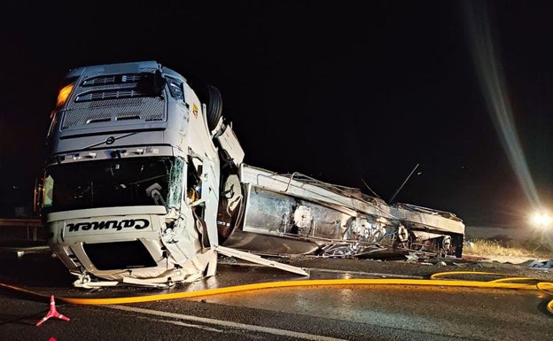 El vuelco de un camión de grandes dimensiones provoca varias colisiones en la A-7 a la altura de Crevillente