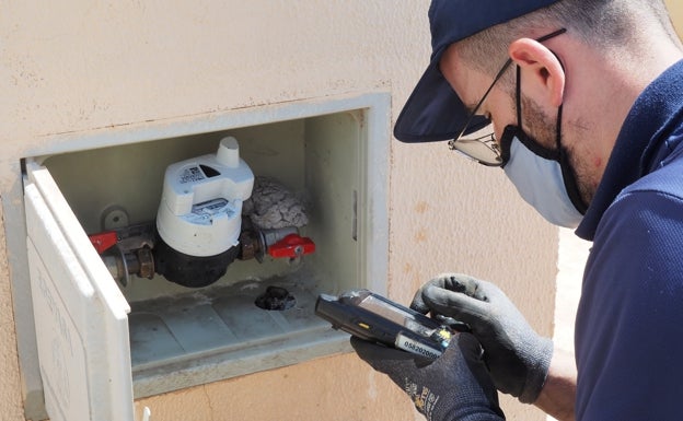 Miramar instala contadores de agua inteligentes en todas las viviendas del casco urbano