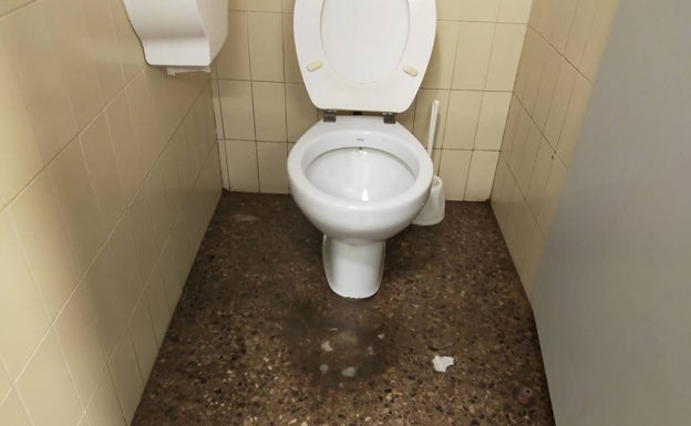 Sanitarios del hospital Clínico denuncian el deterioro de los vestuarios